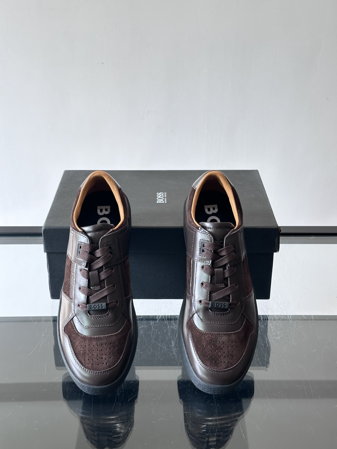 boss男士拼接休闲运动鞋，采用皮革+麂皮材质，质感细腻又耐用。鞋面简约，透气孔设计提升舒适度，橡胶鞋底