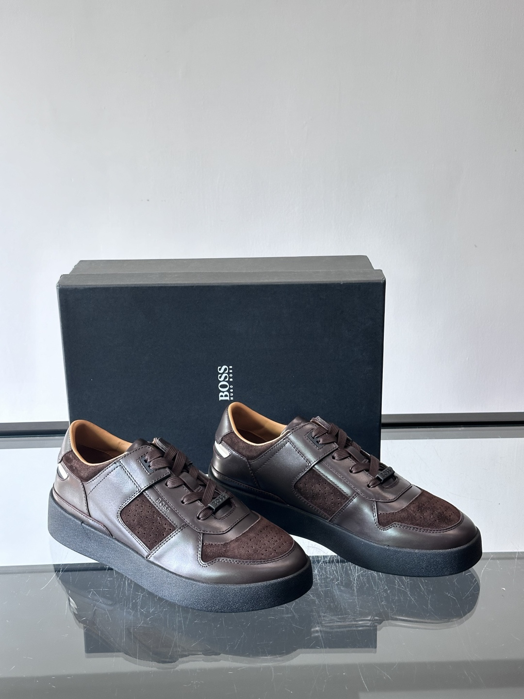 boss男士拼接休闲运动鞋，采用皮革+麂皮材质，质感细腻又耐用。鞋面简约，透气孔设计提升舒适度，橡胶鞋底