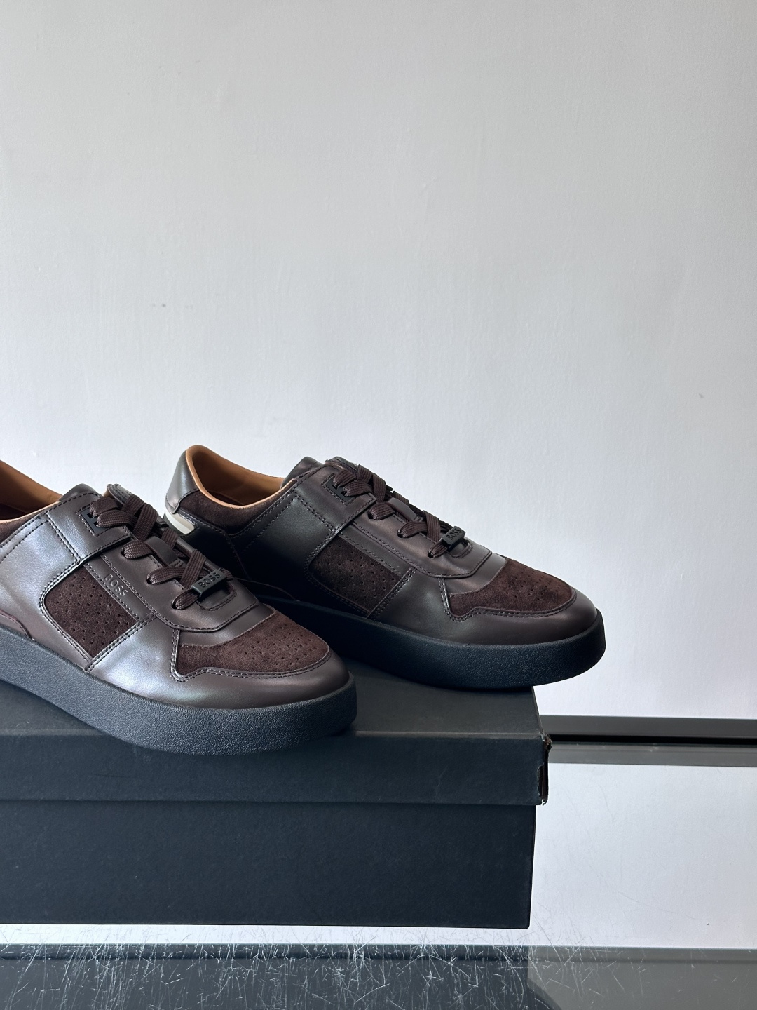 boss男士拼接休闲运动鞋，采用皮革+麂皮材质，质感细腻又耐用。鞋面简约，透气孔设计提升舒适度，橡胶鞋底