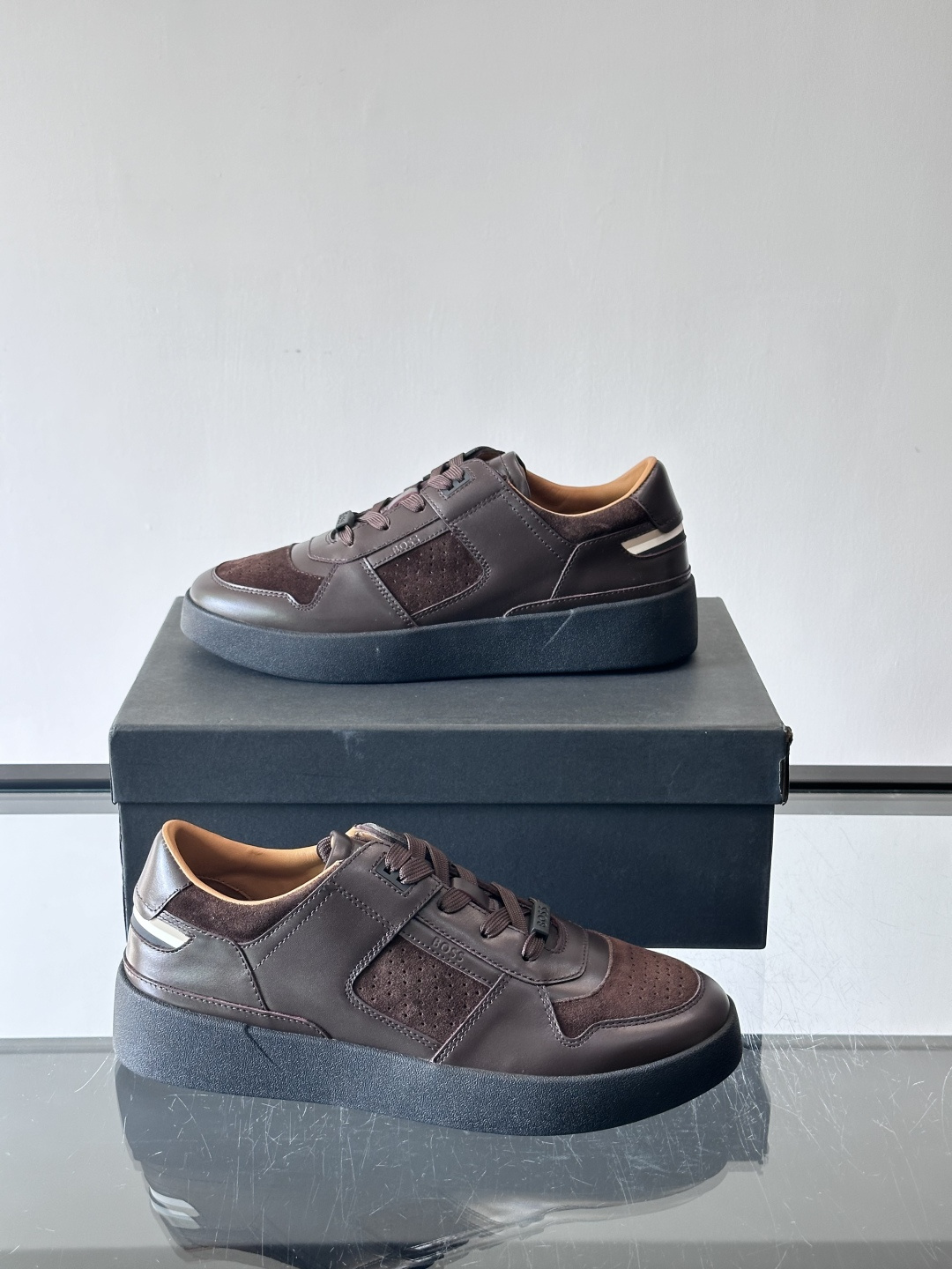 boss男士拼接休闲运动鞋，采用皮革+麂皮材质，质感细腻又耐用。鞋面简约，透气孔设计提升舒适度，橡胶鞋底