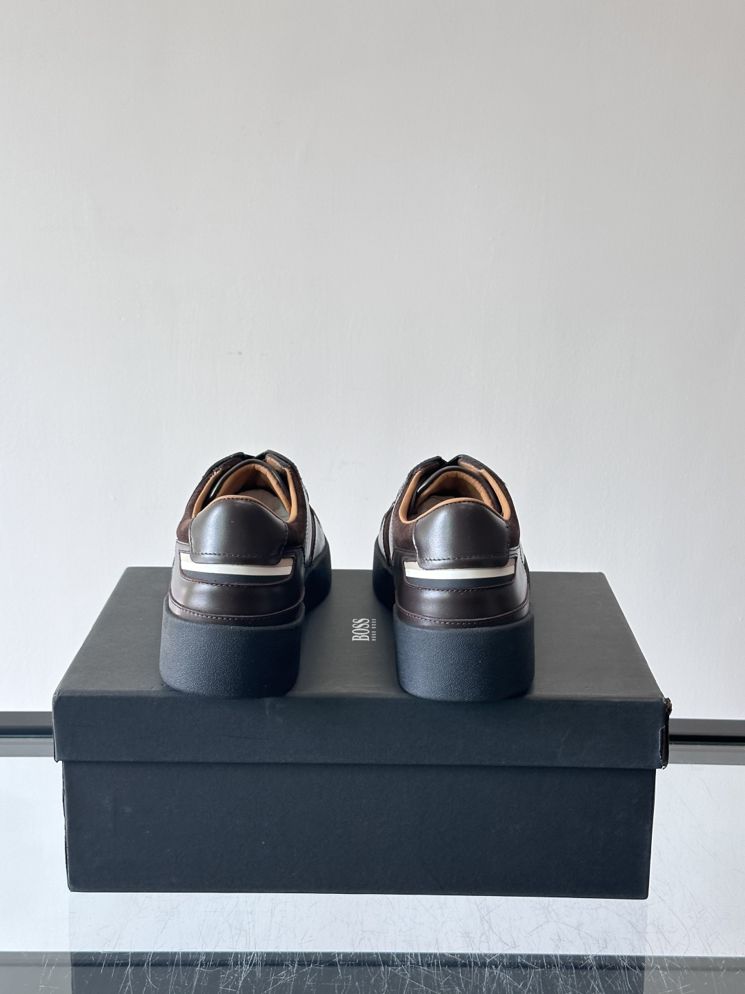 boss男士拼接休闲运动鞋，采用皮革+麂皮材质，质感细腻又耐用。鞋面简约，透气孔设计提升舒适度，橡胶鞋底