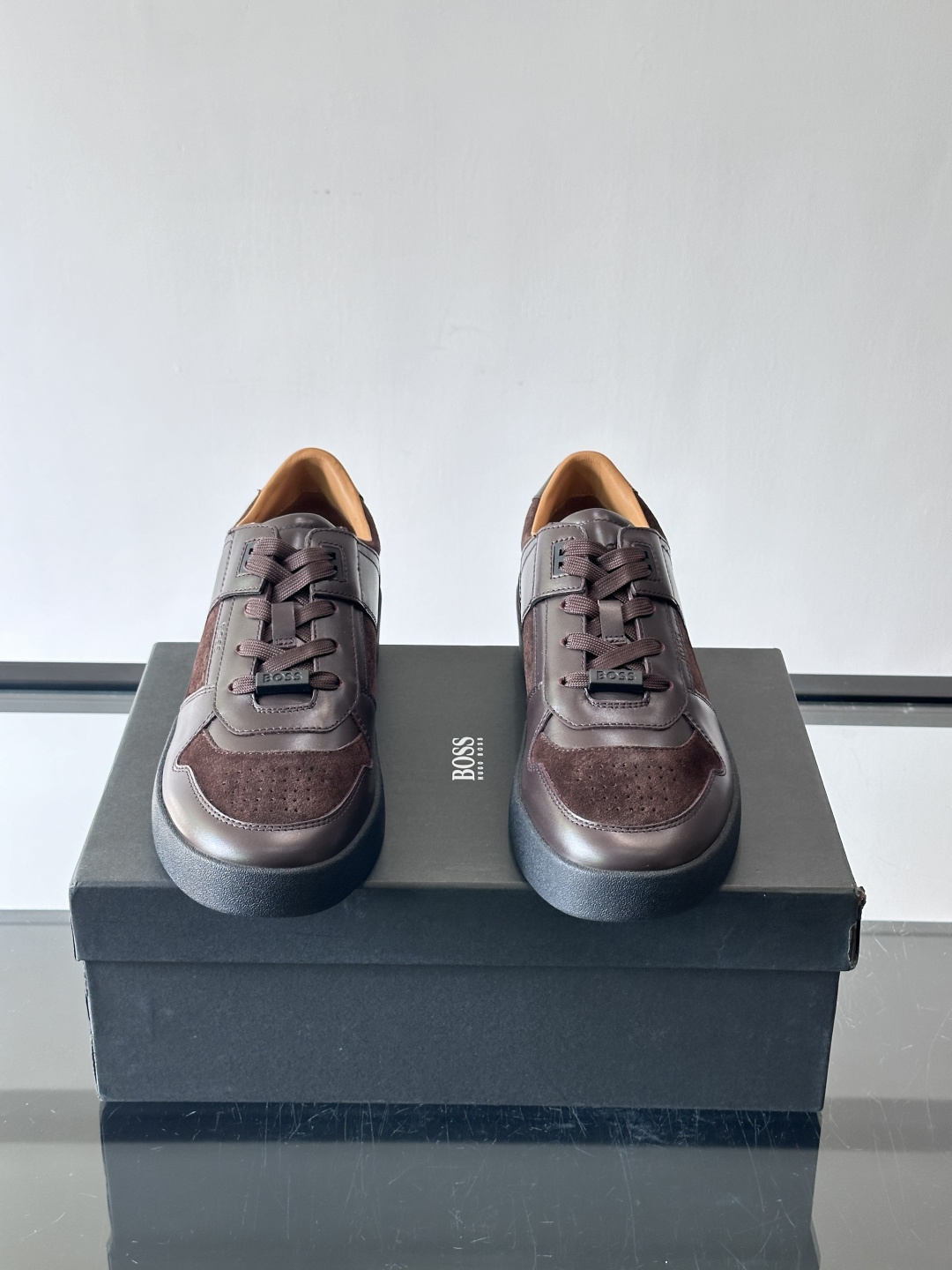 boss男士拼接休闲运动鞋，采用皮革+麂皮材质，质感细腻又耐用。鞋面简约，透气孔设计提升舒适度，橡胶鞋底
