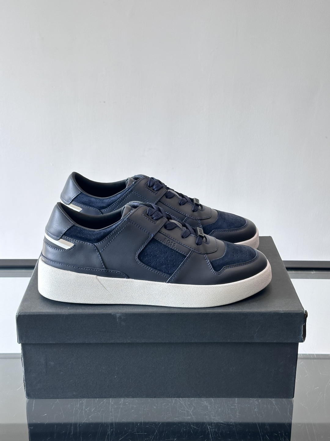 boss男士拼接休闲运动鞋，采用皮革+麂皮材质，质感细腻又耐用。鞋面简约，透气孔设计提升舒适度，橡胶鞋底