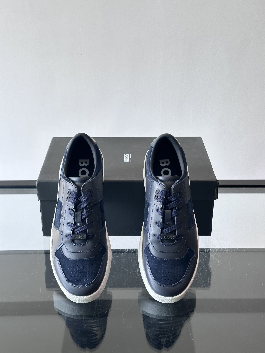 boss男士拼接休闲运动鞋，采用皮革+麂皮材质，质感细腻又耐用。鞋面简约，透气孔设计提升舒适度，橡胶鞋底
