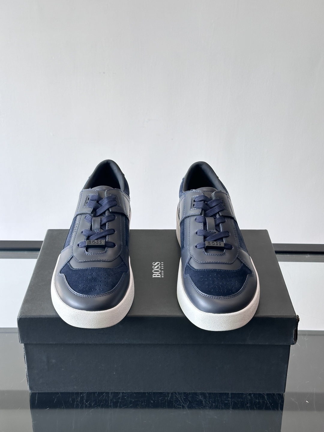 boss男士拼接休闲运动鞋，采用皮革+麂皮材质，质感细腻又耐用。鞋面简约，透气孔设计提升舒适度，橡胶鞋底