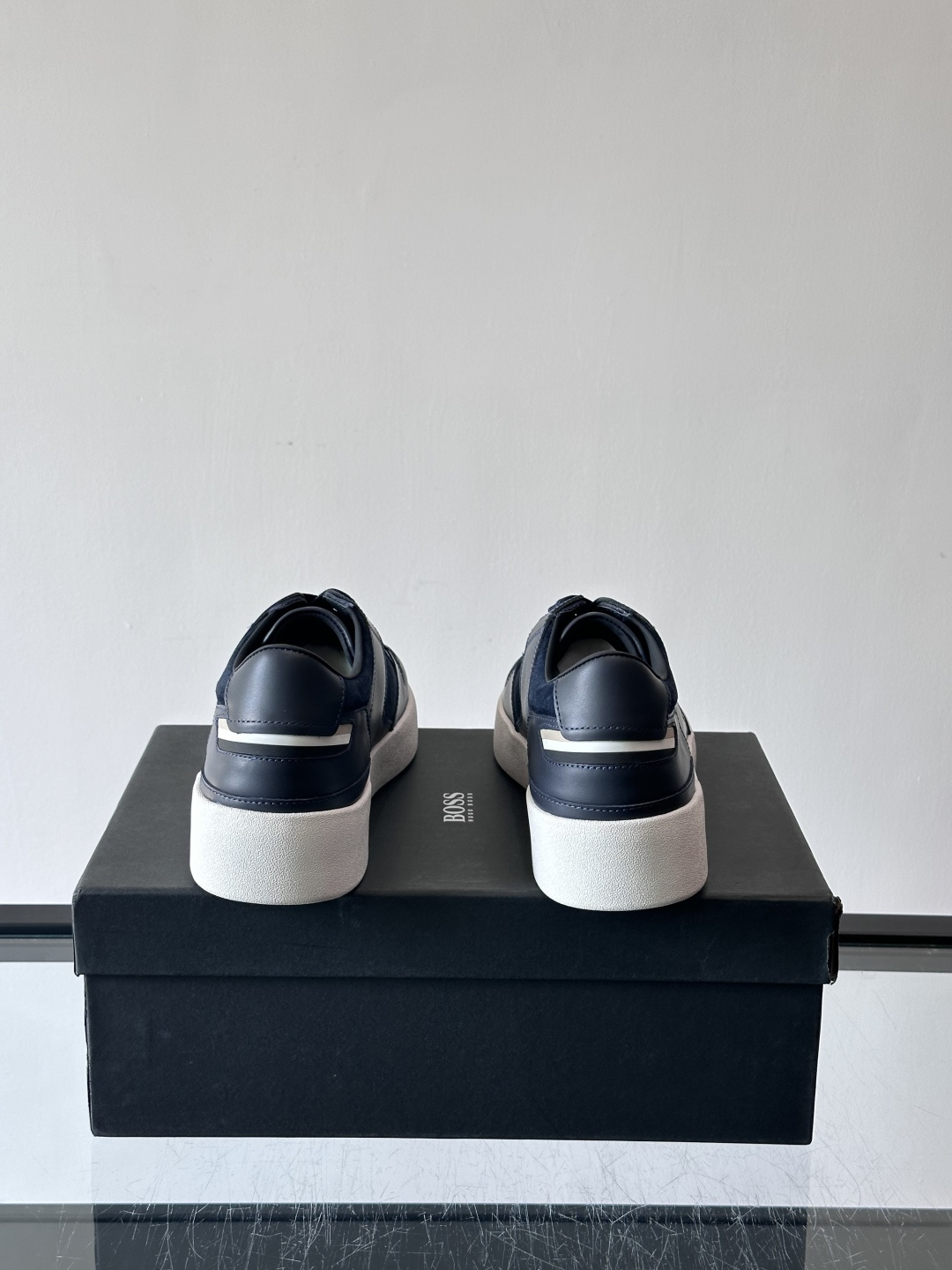 boss男士拼接休闲运动鞋，采用皮革+麂皮材质，质感细腻又耐用。鞋面简约，透气孔设计提升舒适度，橡胶鞋底
