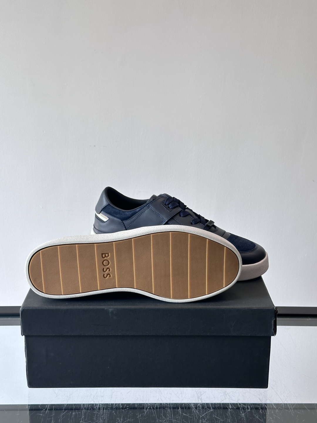 boss男士拼接休闲运动鞋，采用皮革+麂皮材质，质感细腻又耐用。鞋面简约，透气孔设计提升舒适度，橡胶鞋底