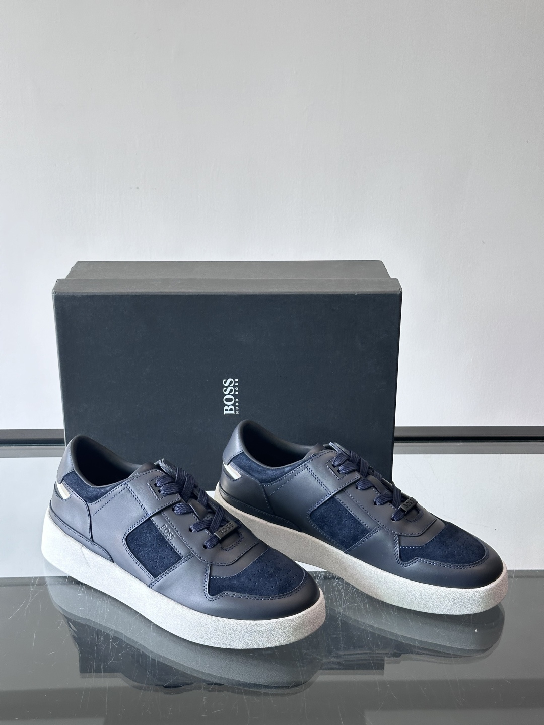 boss男士拼接休闲运动鞋，采用皮革+麂皮材质，质感细腻又耐用。鞋面简约，透气孔设计提升舒适度，橡胶鞋底