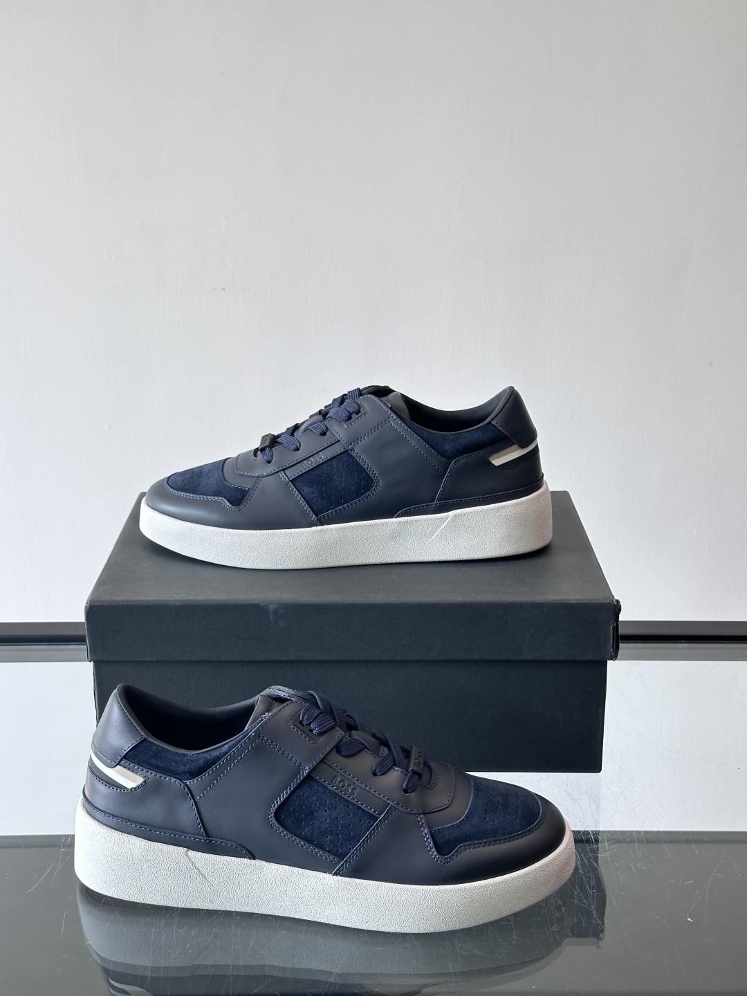 boss男士拼接休闲运动鞋，采用皮革+麂皮材质，质感细腻又耐用。鞋面简约，透气孔设计提升舒适度，橡胶鞋底