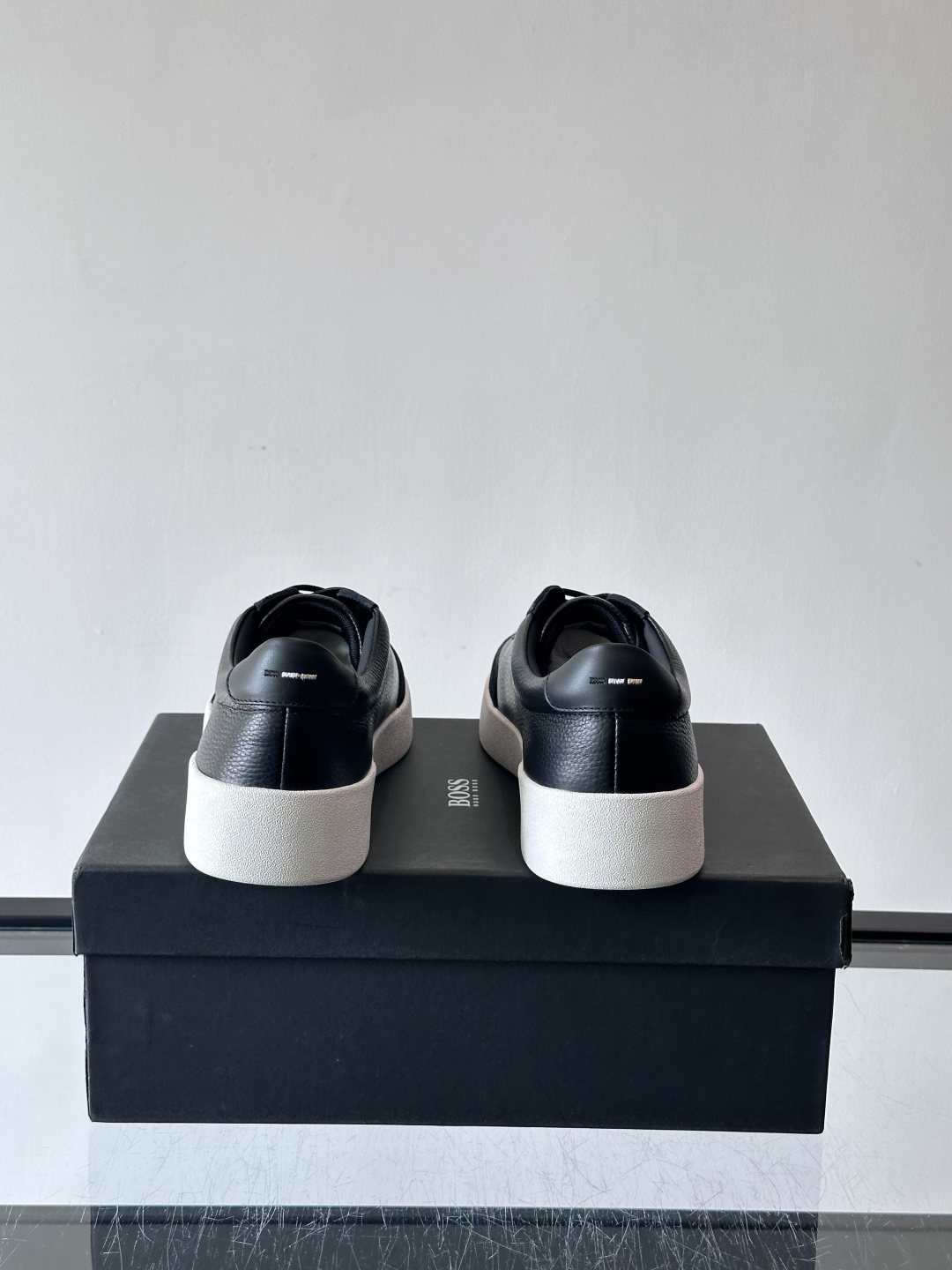 boss男士拼接德训鞋，采用头层牛皮+绒面革拼接，质感细腻又耐用。低帮设计+白色橡胶鞋底，简约百搭，日常