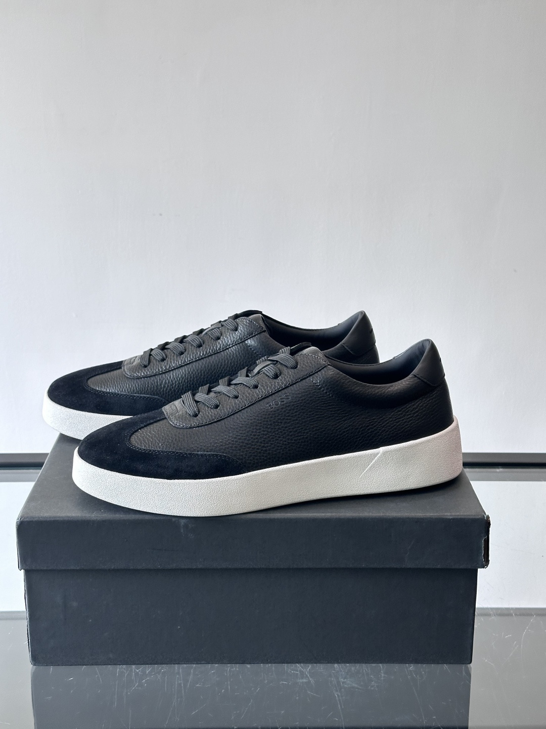 boss男士拼接德训鞋，采用头层牛皮+绒面革拼接，质感细腻又耐用。低帮设计+白色橡胶鞋底，简约百搭，日常