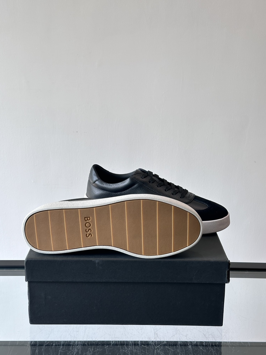 boss男士拼接德训鞋，采用头层牛皮+绒面革拼接，质感细腻又耐用。低帮设计+白色橡胶鞋底，简约百搭，日常