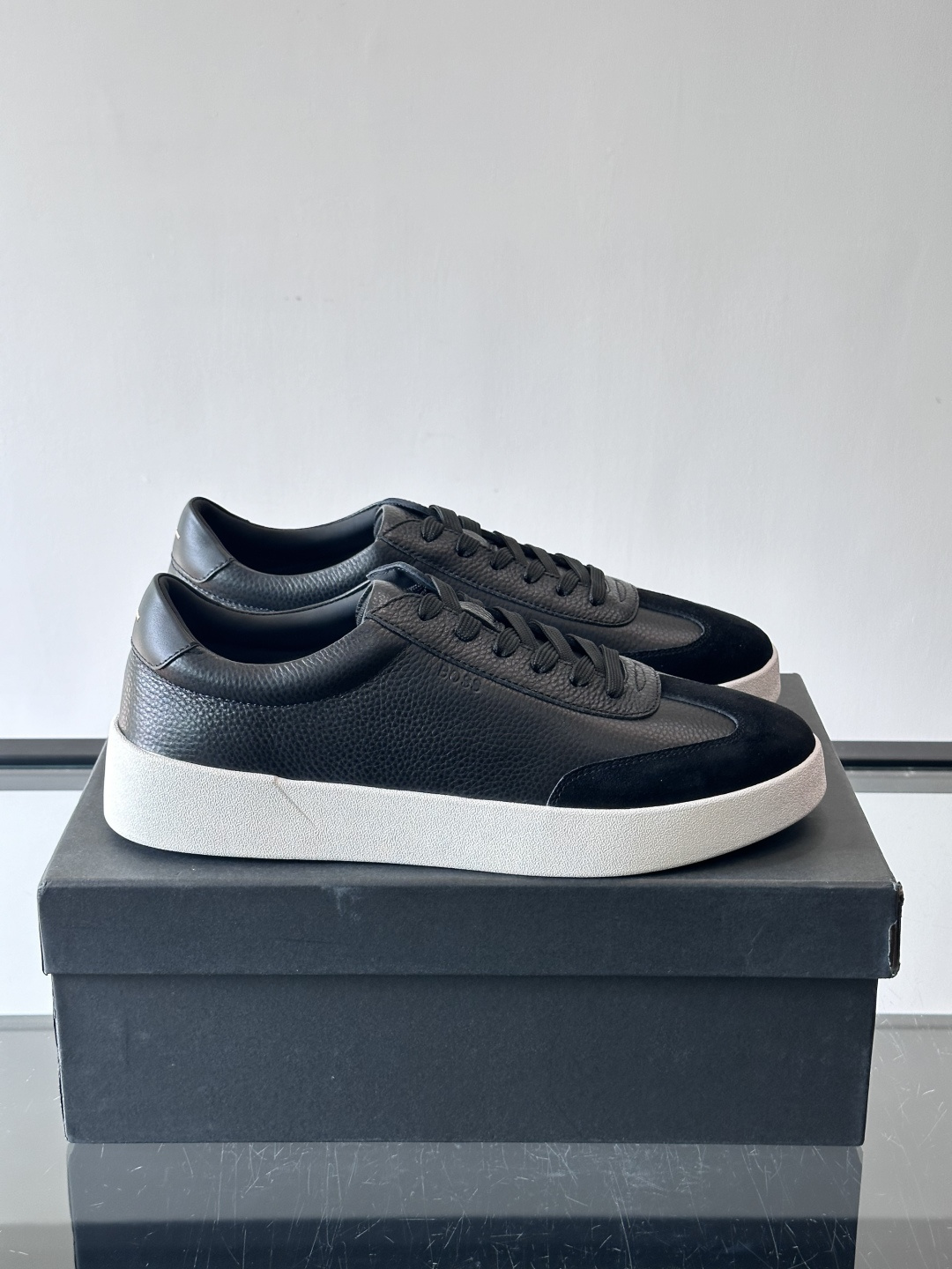 boss男士拼接德训鞋，采用头层牛皮+绒面革拼接，质感细腻又耐用。低帮设计+白色橡胶鞋底，简约百搭，日常