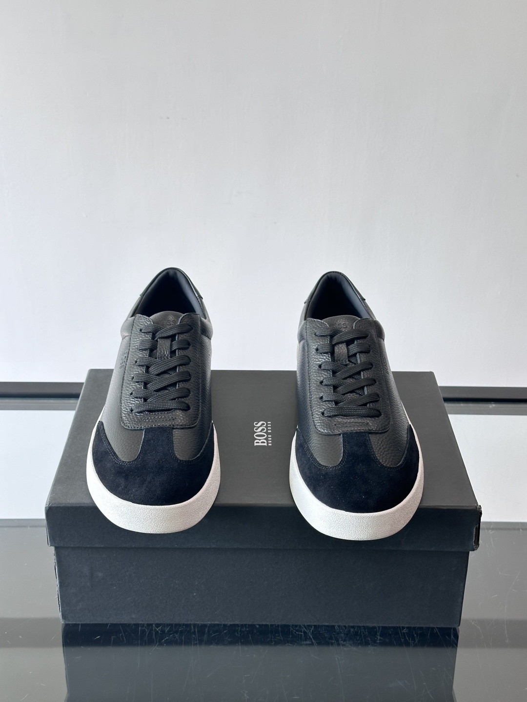 boss男士拼接德训鞋，采用头层牛皮+绒面革拼接，质感细腻又耐用。低帮设计+白色橡胶鞋底，简约百搭，日常