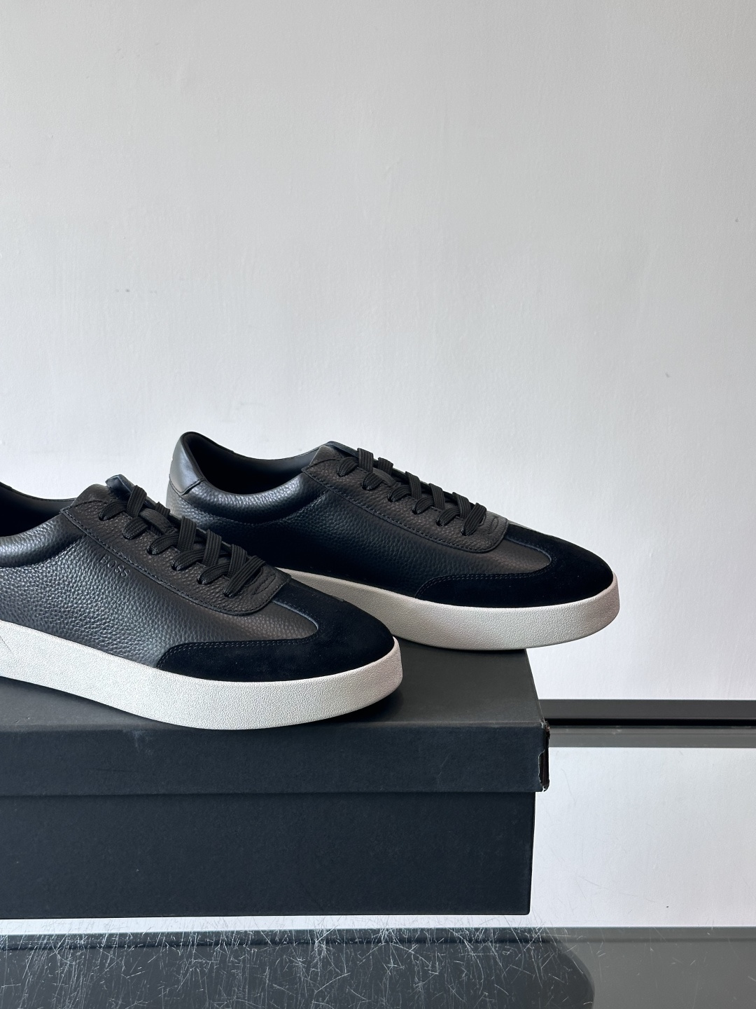 boss男士拼接德训鞋，采用头层牛皮+绒面革拼接，质感细腻又耐用。低帮设计+白色橡胶鞋底，简约百搭，日常