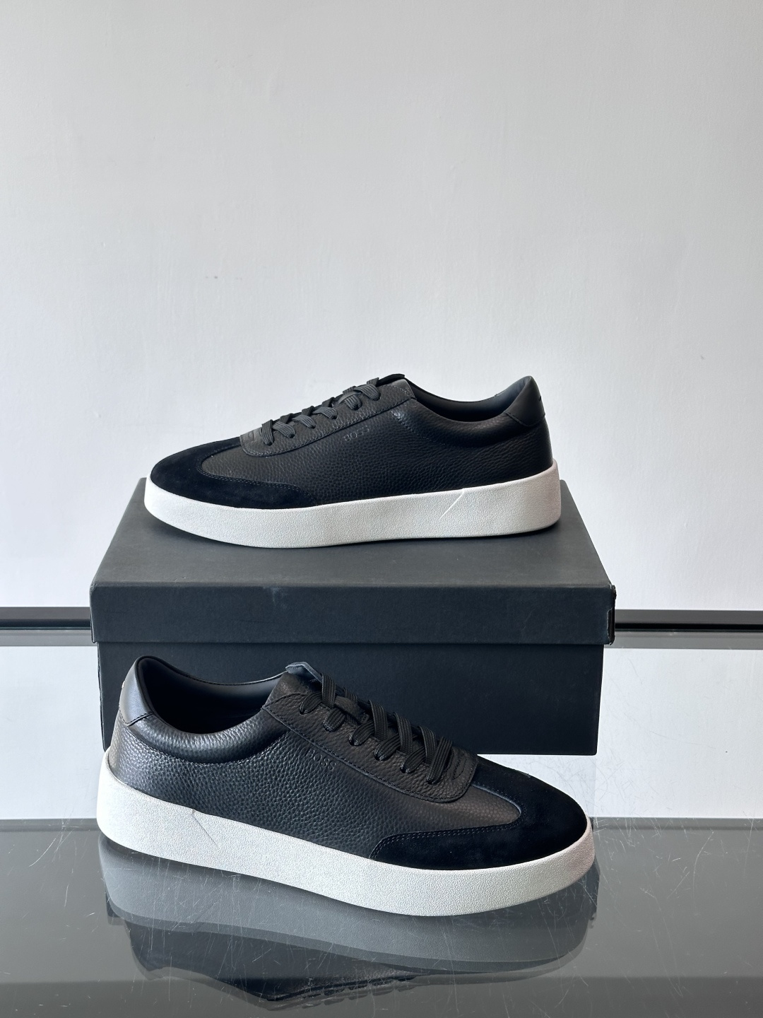 boss男士拼接德训鞋，采用头层牛皮+绒面革拼接，质感细腻又耐用。低帮设计+白色橡胶鞋底，简约百搭，日常