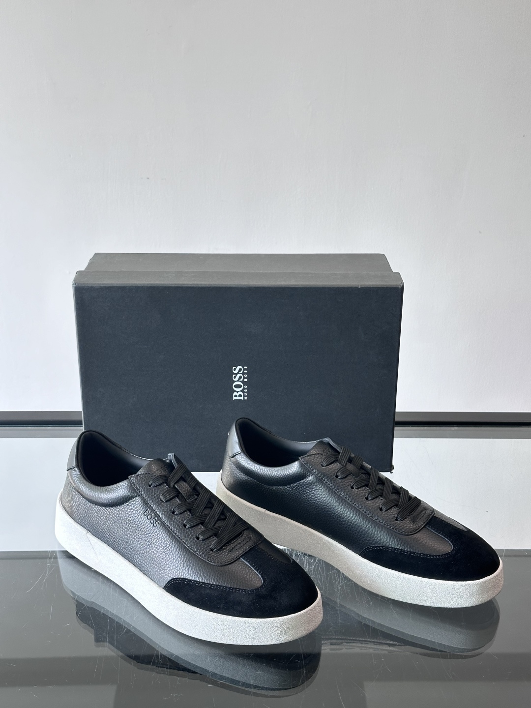 boss男士拼接德训鞋，采用头层牛皮+绒面革拼接，质感细腻又耐用。低帮设计+白色橡胶鞋底，简约百搭，日常