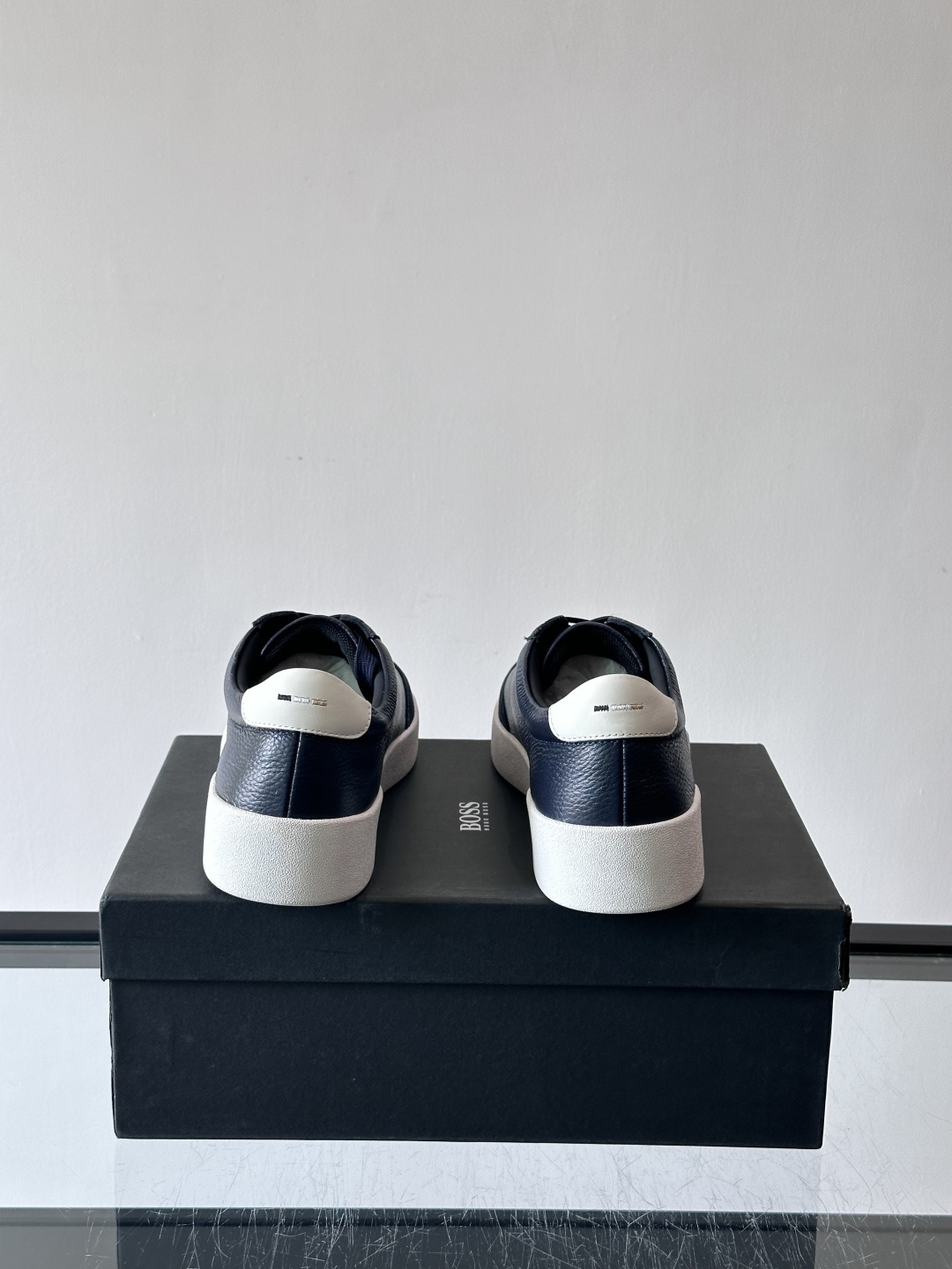 boss男士拼接德训鞋，采用头层牛皮+绒面革拼接，质感细腻又耐用。低帮设计+白色橡胶鞋底，简约百搭，日常