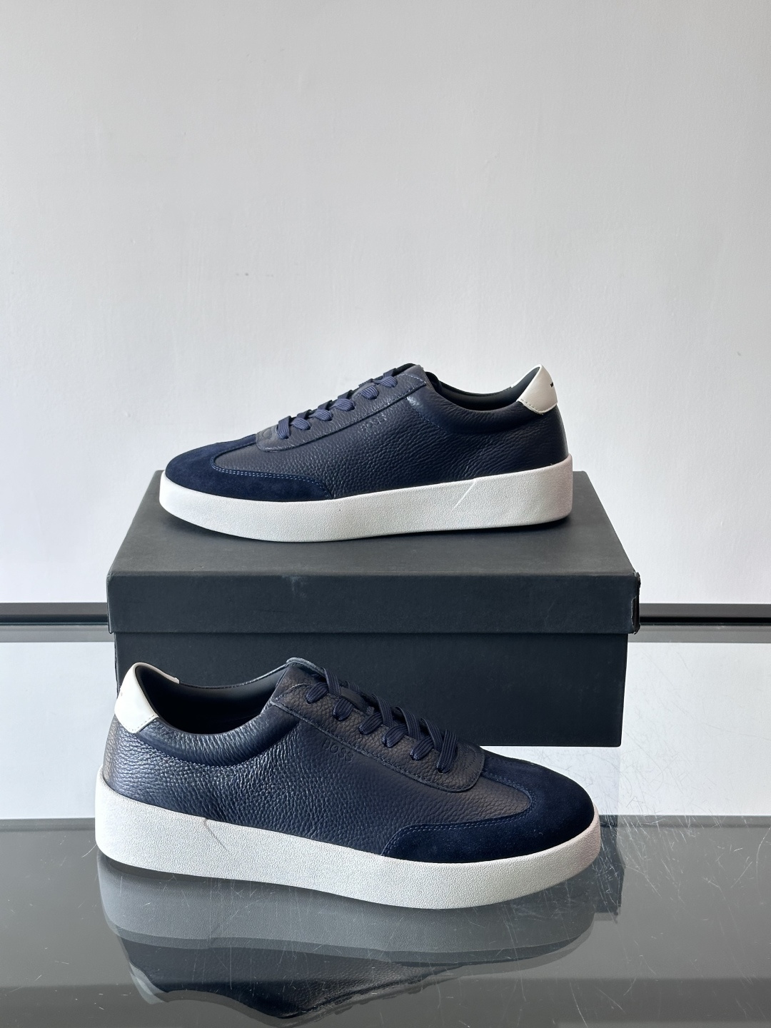 boss男士拼接德训鞋，采用头层牛皮+绒面革拼接，质感细腻又耐用。低帮设计+白色橡胶鞋底，简约百搭，日常