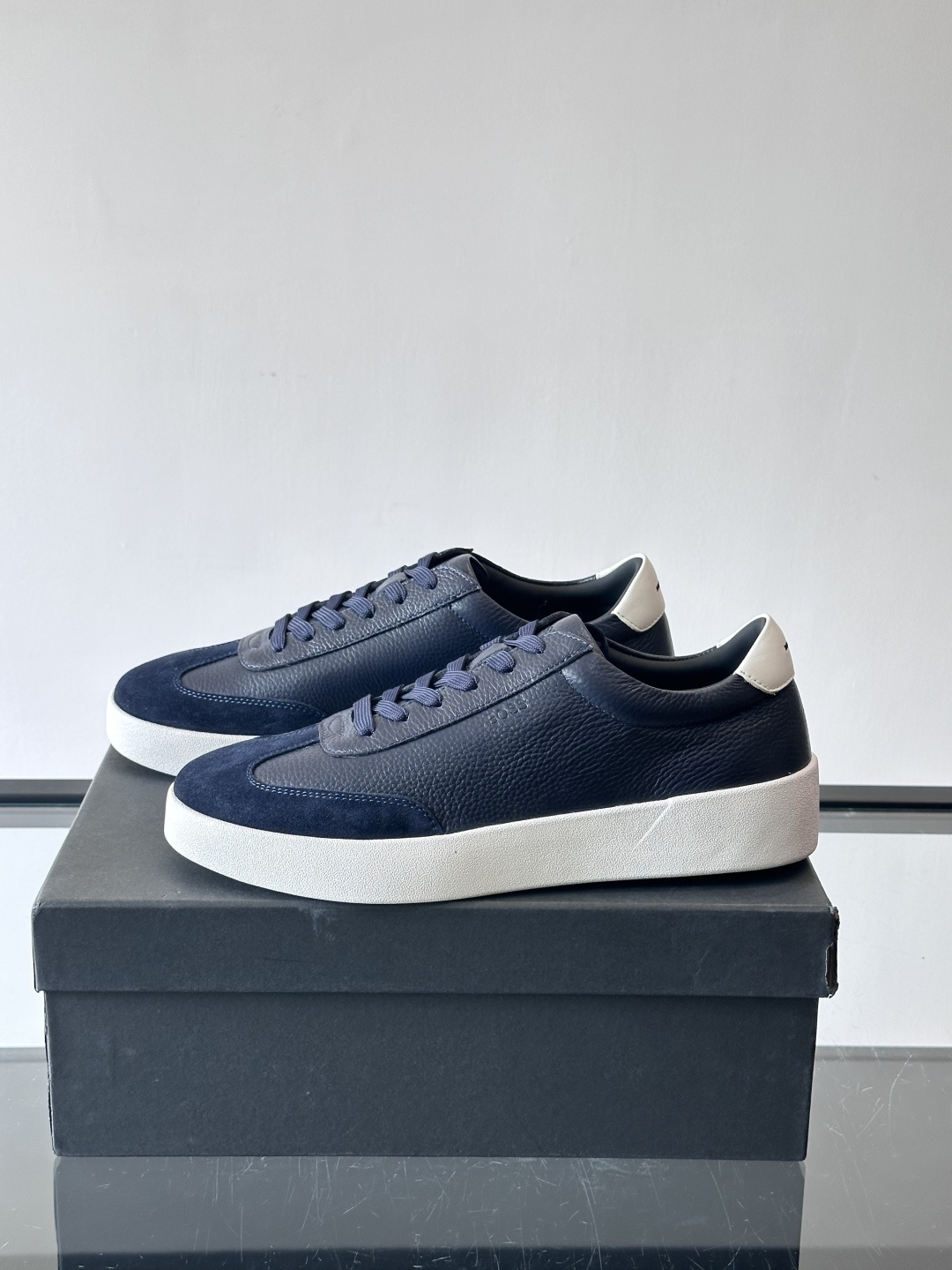 boss男士拼接德训鞋，采用头层牛皮+绒面革拼接，质感细腻又耐用。低帮设计+白色橡胶鞋底，简约百搭，日常