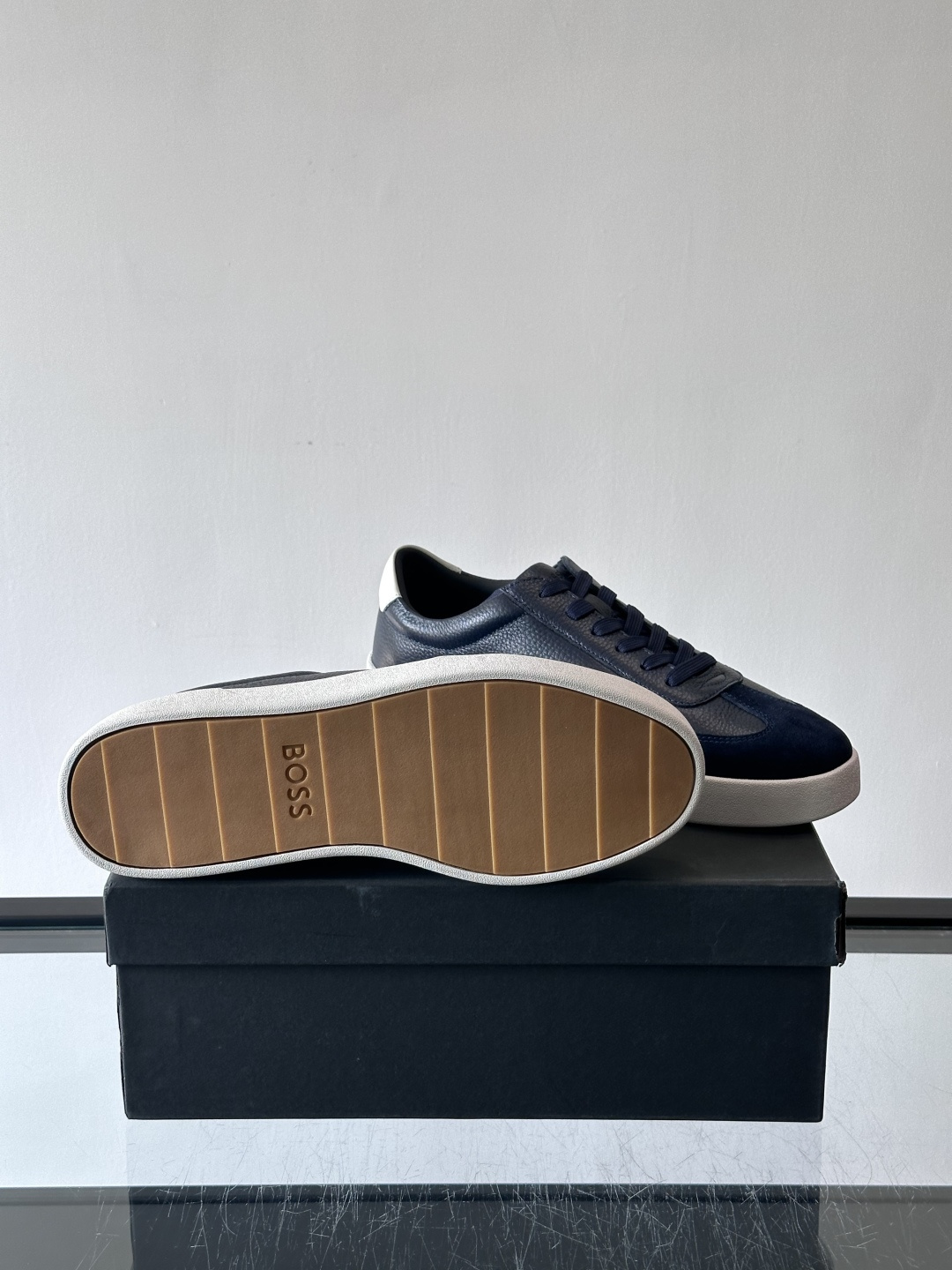 boss男士拼接德训鞋，采用头层牛皮+绒面革拼接，质感细腻又耐用。低帮设计+白色橡胶鞋底，简约百搭，日常