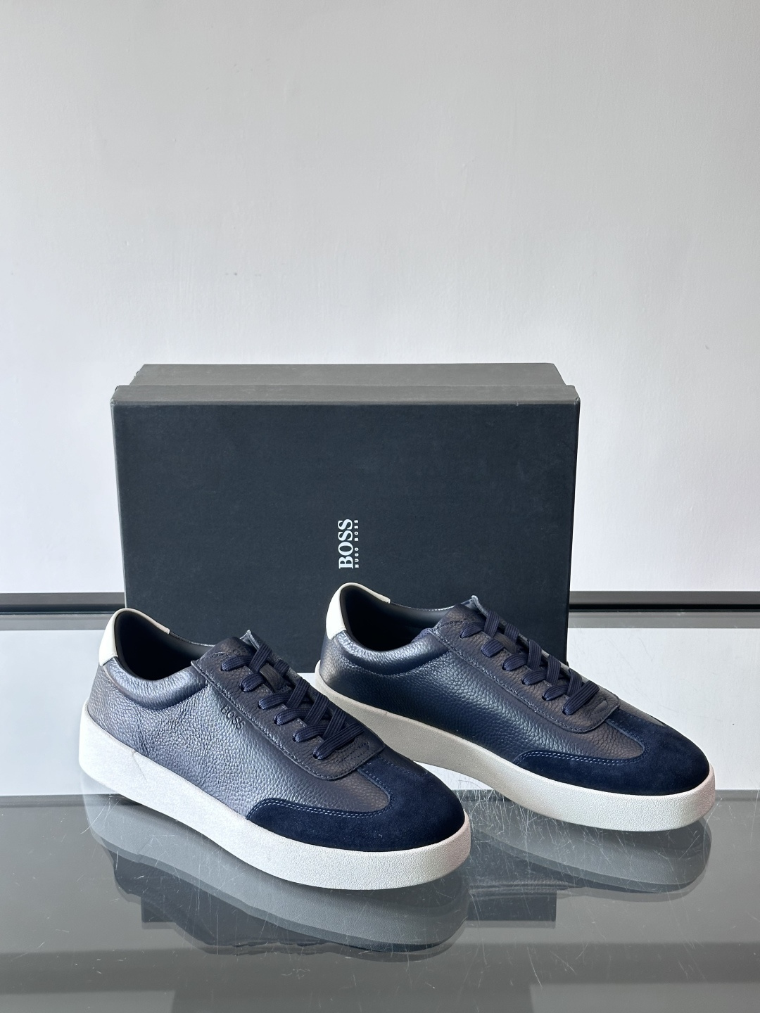 boss男士拼接德训鞋，采用头层牛皮+绒面革拼接，质感细腻又耐用。低帮设计+白色橡胶鞋底，简约百搭，日常