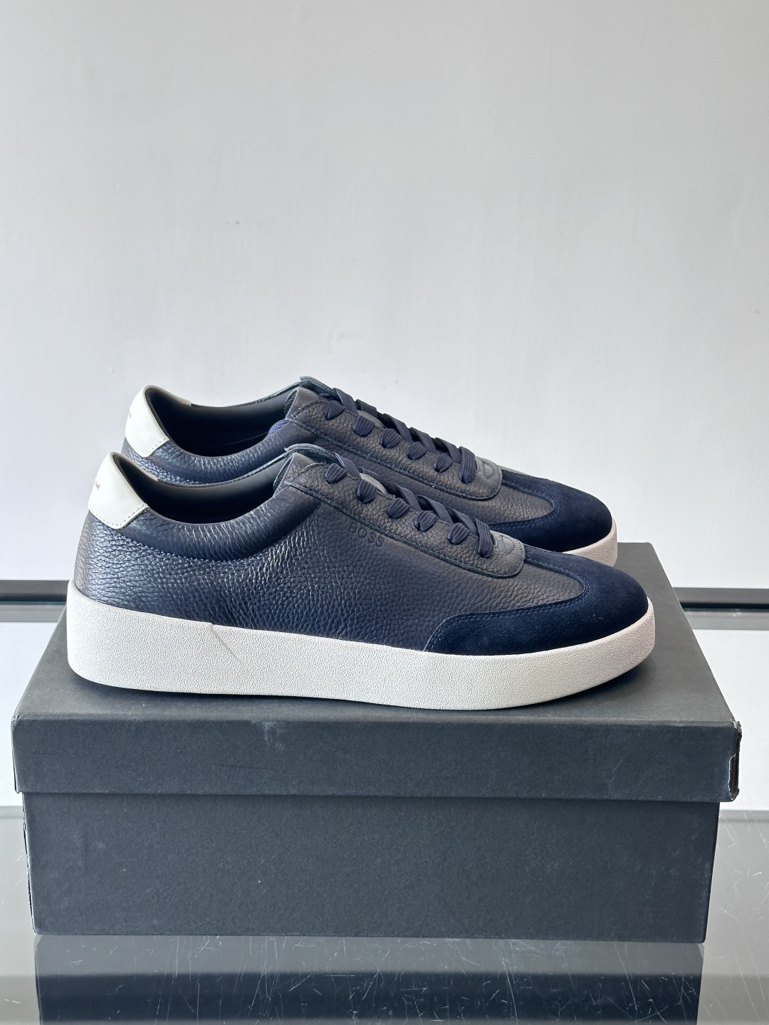 boss男士拼接德训鞋，采用头层牛皮+绒面革拼接，质感细腻又耐用。低帮设计+白色橡胶鞋底，简约百搭，日常