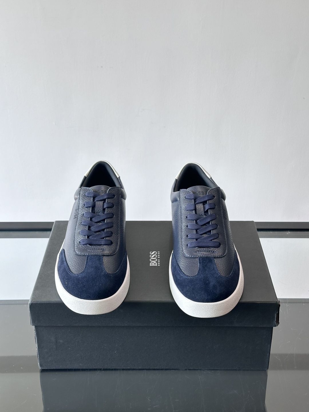 boss男士拼接德训鞋，采用头层牛皮+绒面革拼接，质感细腻又耐用。低帮设计+白色橡胶鞋底，简约百搭，日常