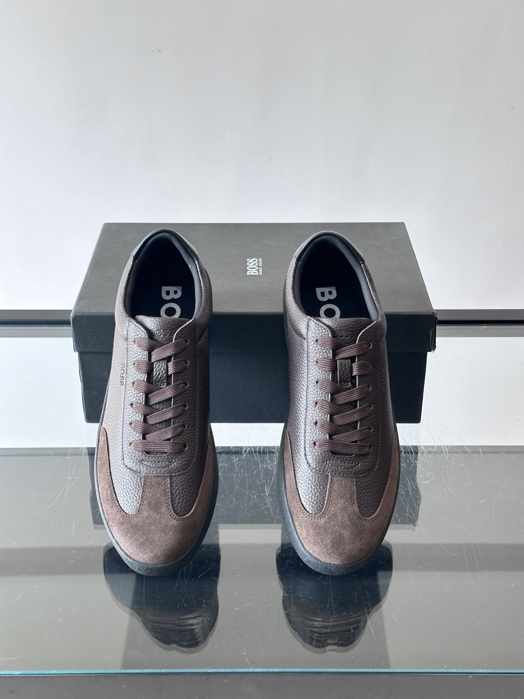 boss男士拼接德训鞋，采用头层牛皮+绒面革拼接，质感细腻又耐用。低帮设计+白色橡胶鞋底，简约百搭，日常