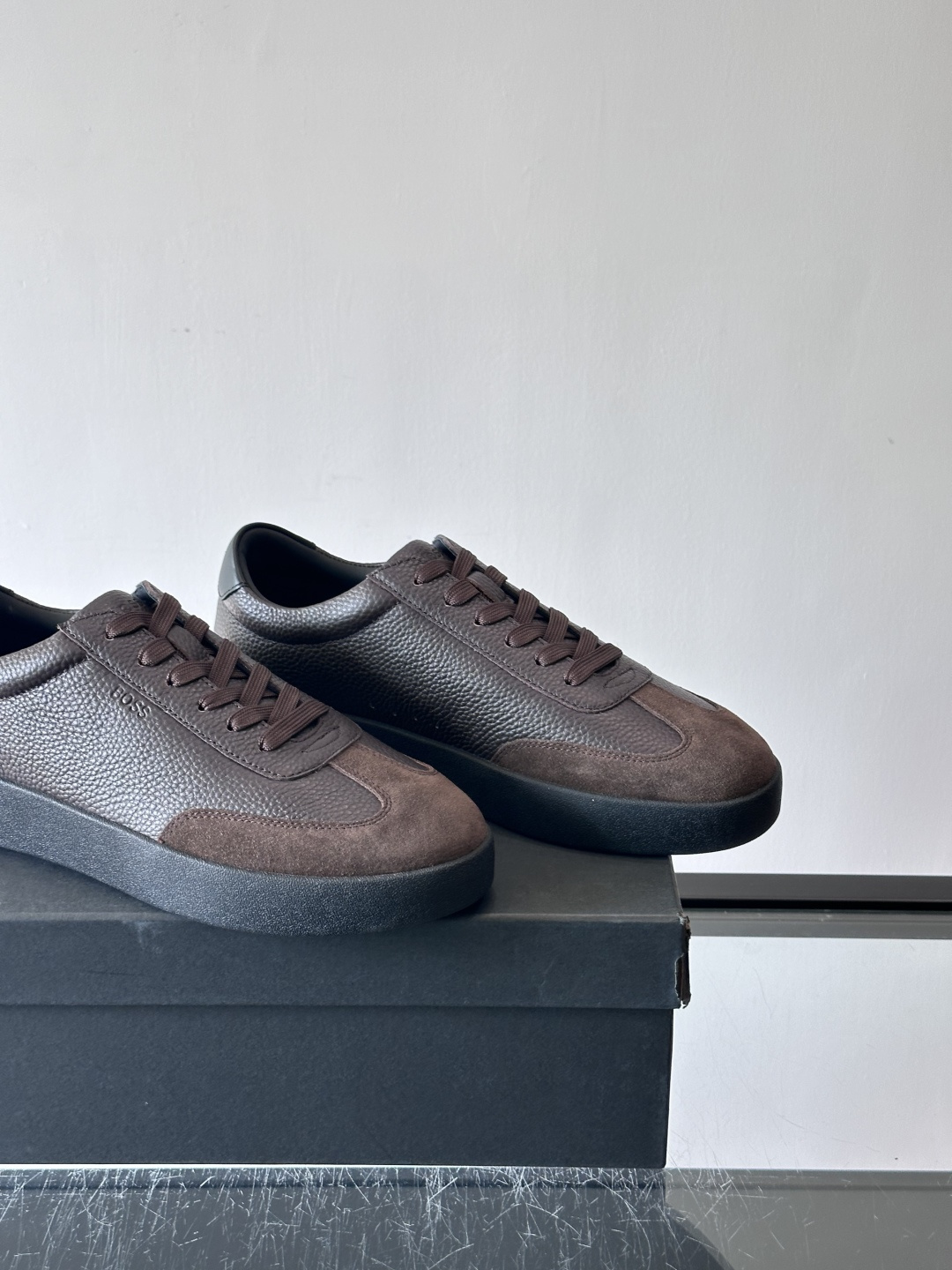 boss男士拼接德训鞋，采用头层牛皮+绒面革拼接，质感细腻又耐用。低帮设计+白色橡胶鞋底，简约百搭，日常