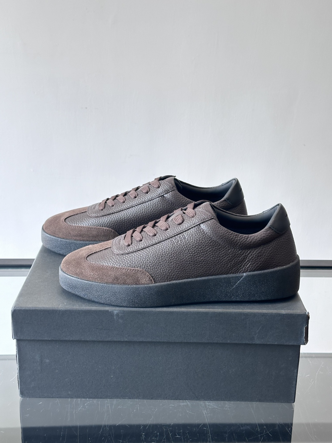 boss男士拼接德训鞋，采用头层牛皮+绒面革拼接，质感细腻又耐用。低帮设计+白色橡胶鞋底，简约百搭，日常