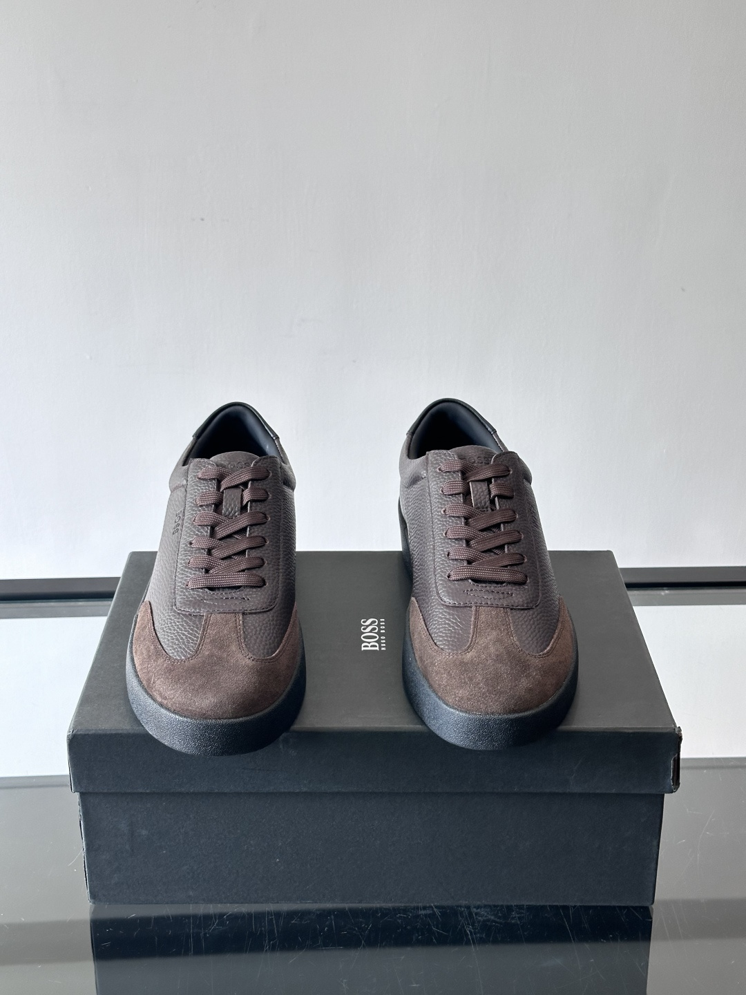 boss男士拼接德训鞋，采用头层牛皮+绒面革拼接，质感细腻又耐用。低帮设计+白色橡胶鞋底，简约百搭，日常