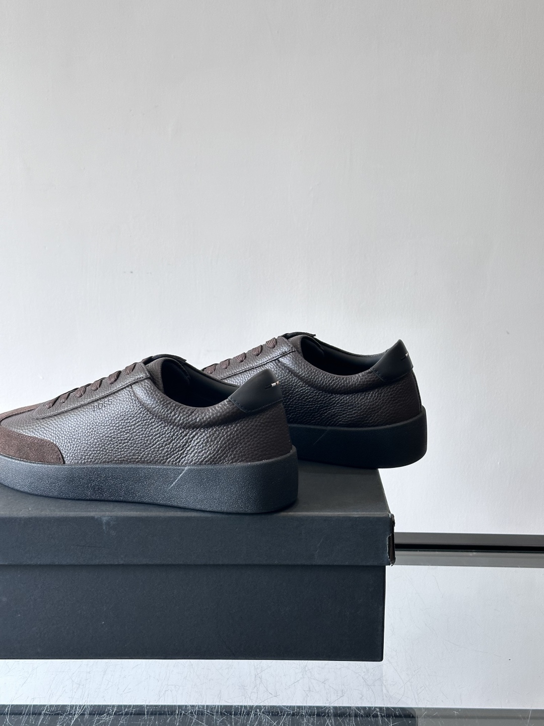 boss男士拼接德训鞋，采用头层牛皮+绒面革拼接，质感细腻又耐用。低帮设计+白色橡胶鞋底，简约百搭，日常