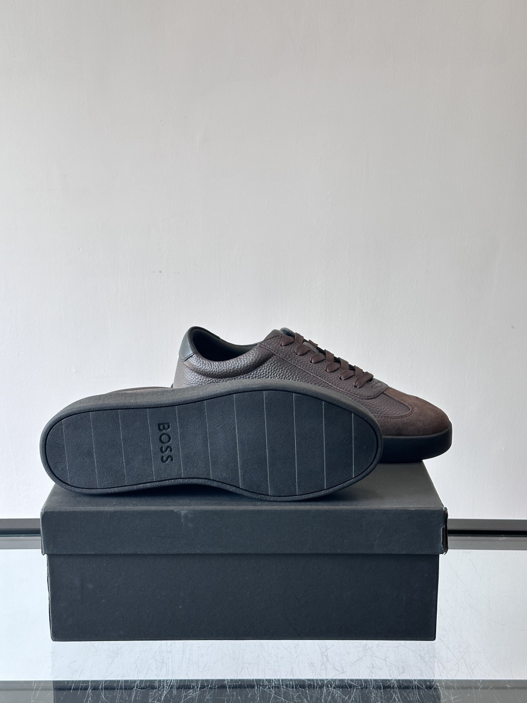 boss男士拼接德训鞋，采用头层牛皮+绒面革拼接，质感细腻又耐用。低帮设计+白色橡胶鞋底，简约百搭，日常