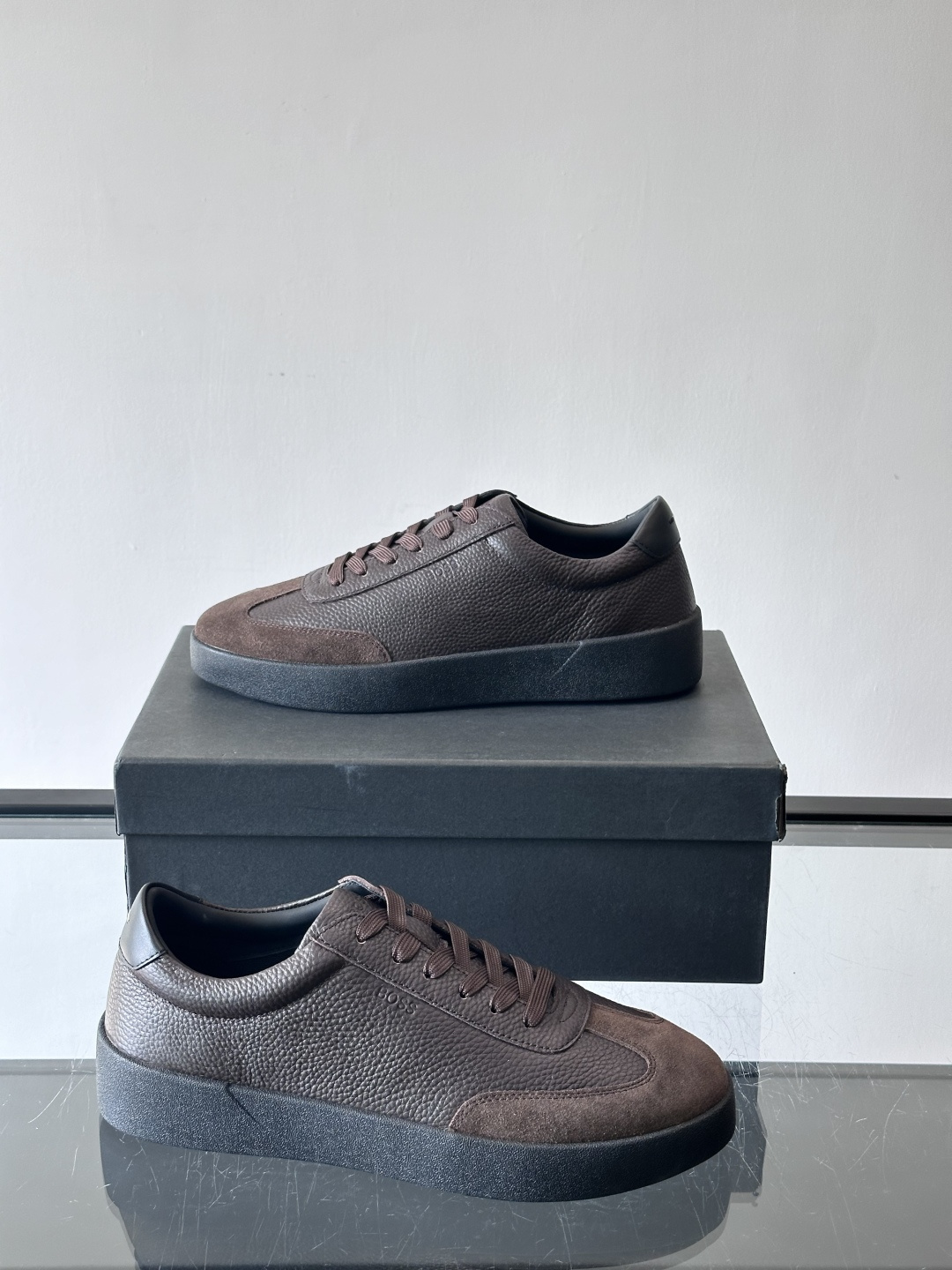 boss男士拼接德训鞋，采用头层牛皮+绒面革拼接，质感细腻又耐用。低帮设计+白色橡胶鞋底，简约百搭，日常