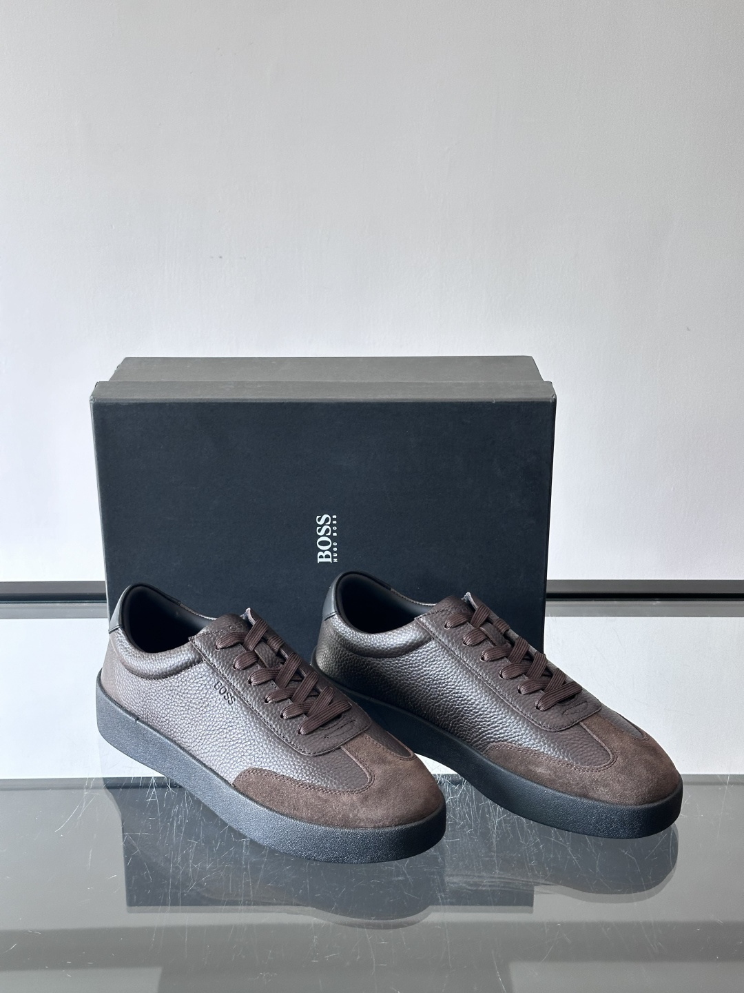 boss男士拼接德训鞋，采用头层牛皮+绒面革拼接，质感细腻又耐用。低帮设计+白色橡胶鞋底，简约百搭，日常