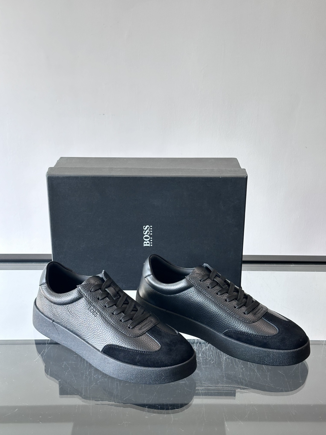 boss男士拼接德训鞋，采用头层牛皮+绒面革拼接，质感细腻又耐用。低帮设计+白色橡胶鞋底，简约百搭，日常