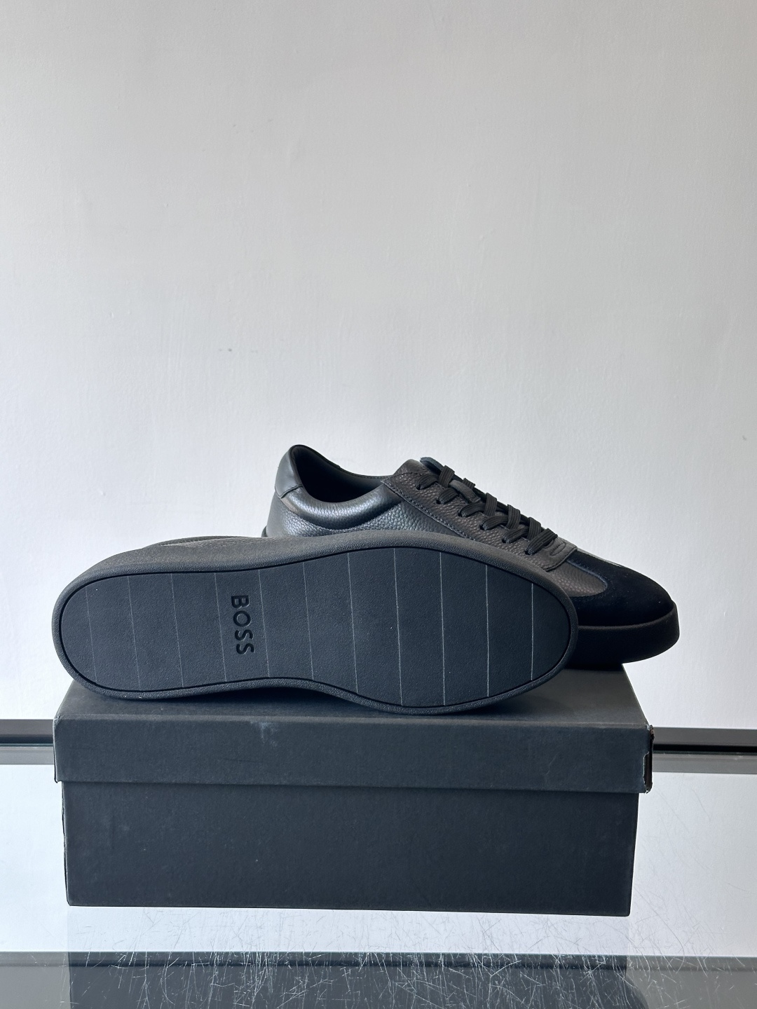 boss男士拼接德训鞋，采用头层牛皮+绒面革拼接，质感细腻又耐用。低帮设计+白色橡胶鞋底，简约百搭，日常