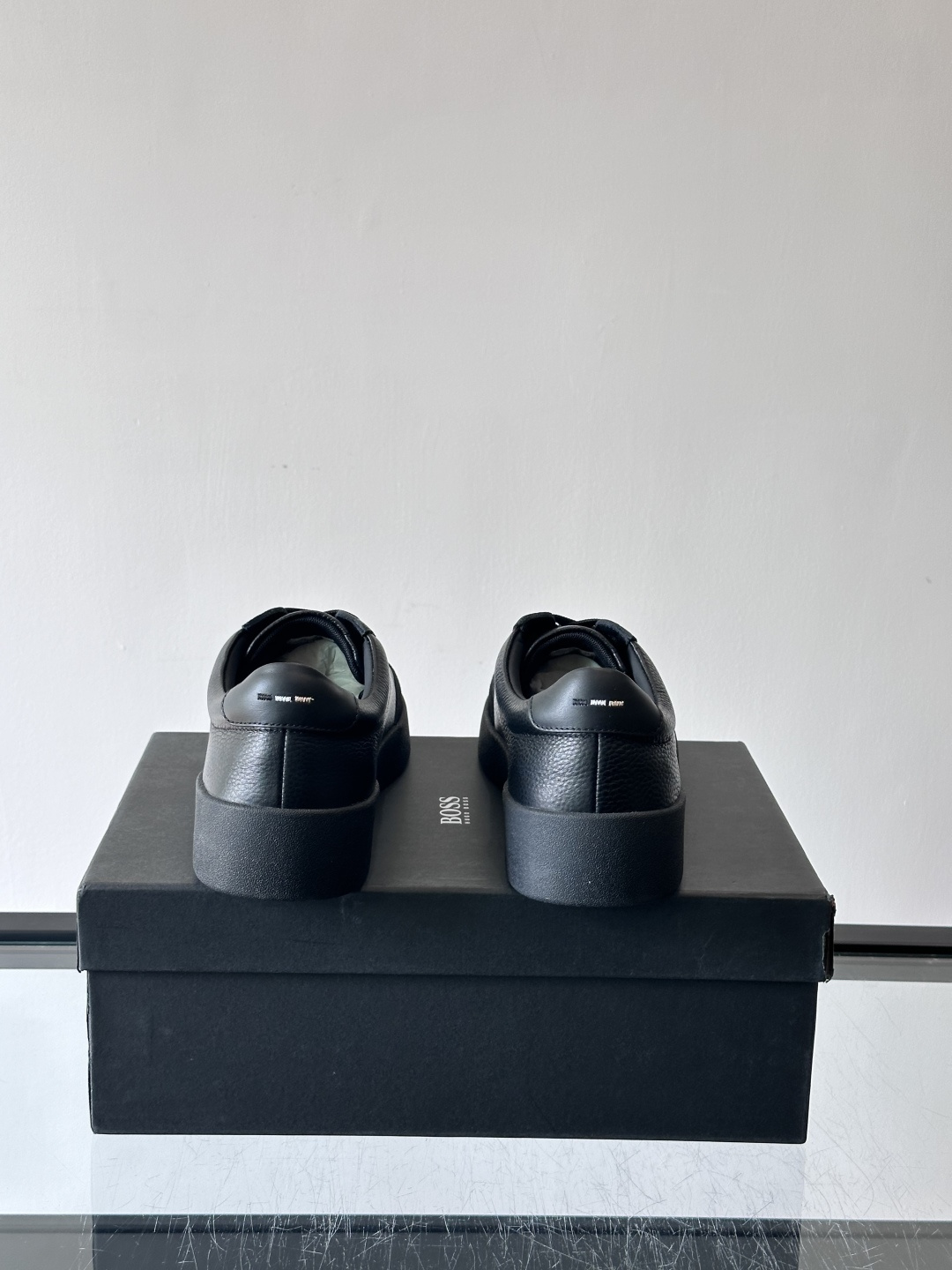 boss男士拼接德训鞋，采用头层牛皮+绒面革拼接，质感细腻又耐用。低帮设计+白色橡胶鞋底，简约百搭，日常