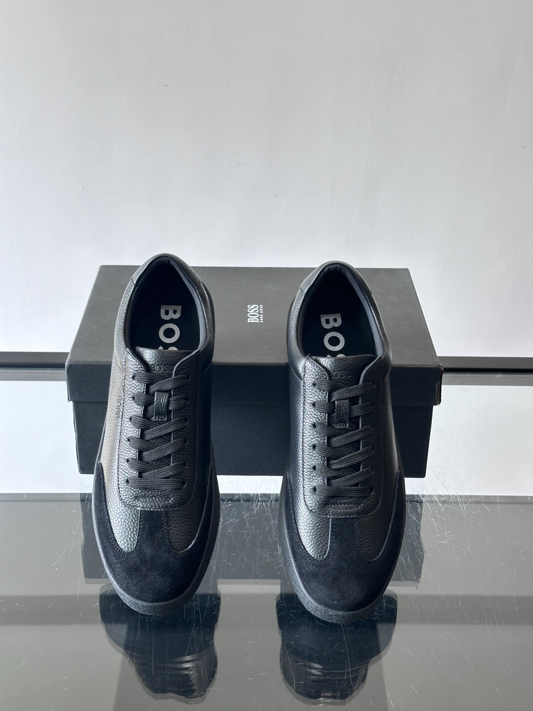 boss男士拼接德训鞋，采用头层牛皮+绒面革拼接，质感细腻又耐用。低帮设计+白色橡胶鞋底，简约百搭，日常