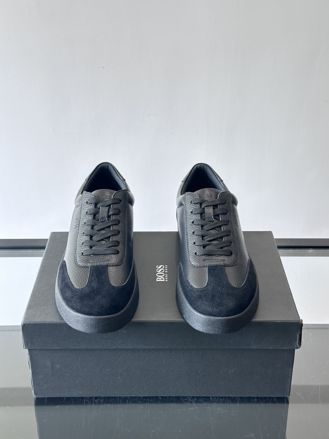 boss男士拼接德训鞋，采用头层牛皮+绒面革拼接，质感细腻又耐用。低帮设计+白色橡胶鞋底，简约百搭，日常