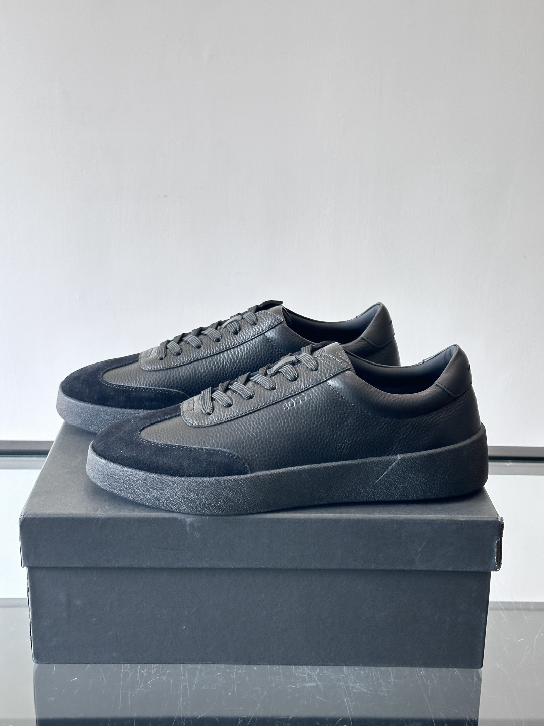 boss男士拼接德训鞋，采用头层牛皮+绒面革拼接，质感细腻又耐用。低帮设计+白色橡胶鞋底，简约百搭，日常