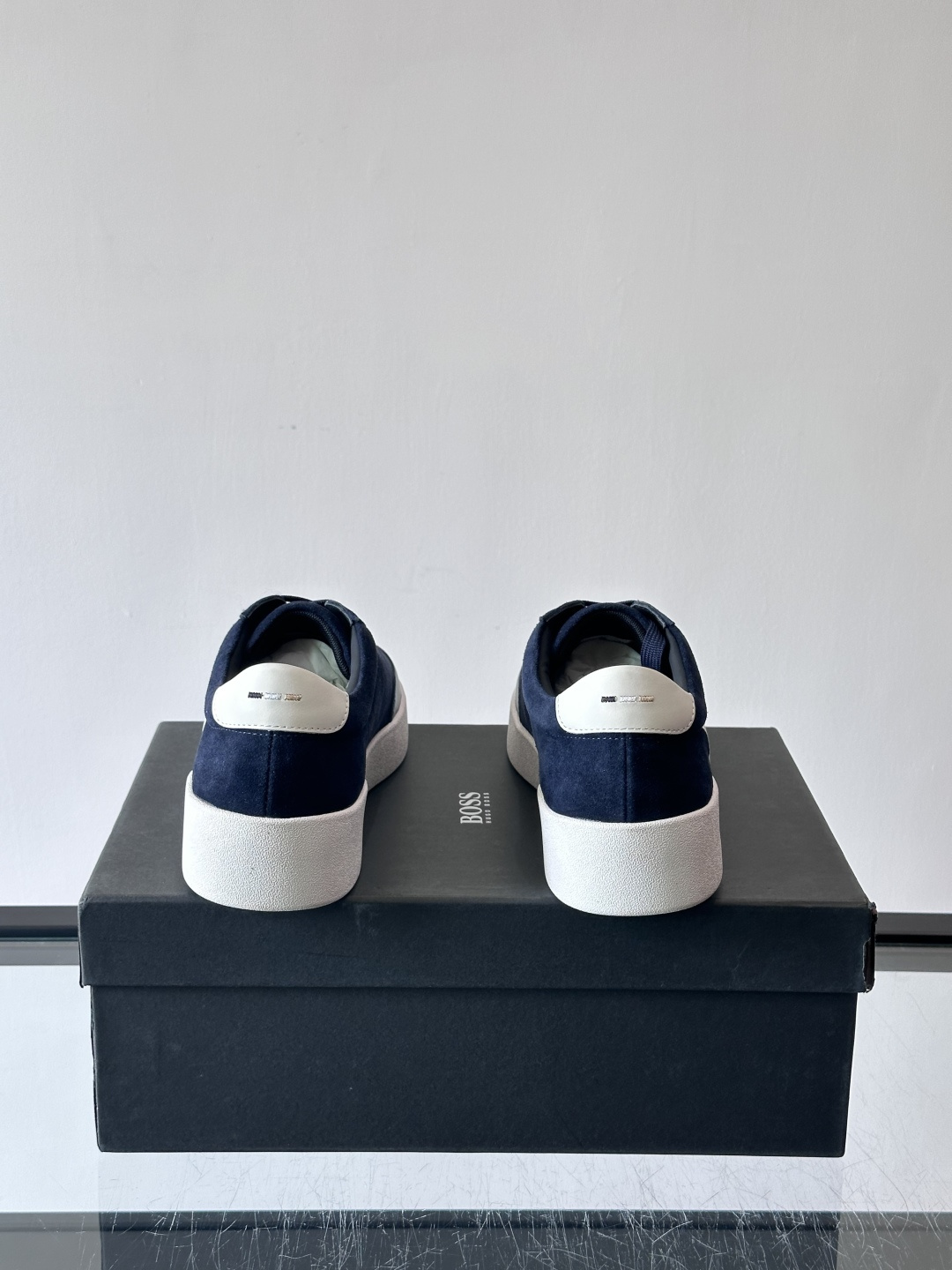 boss男士拼接德训鞋，采用头层牛皮+绒面革拼接，质感细腻又耐用。低帮设计+白色橡胶鞋底，简约百搭，日常