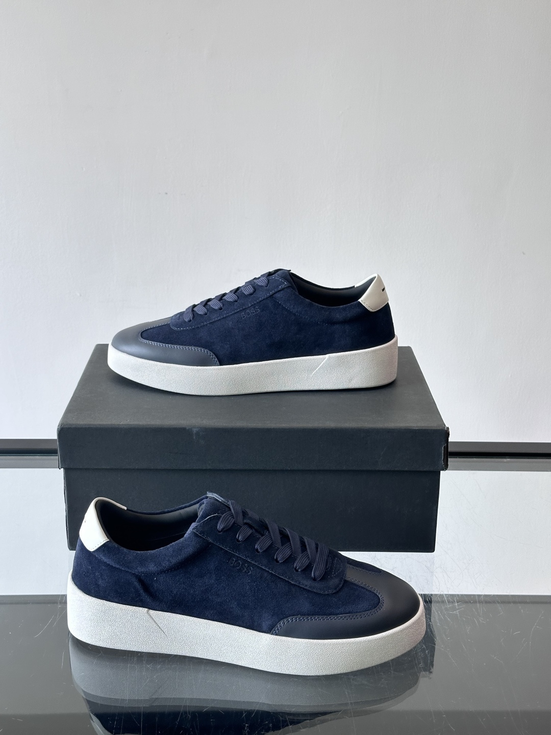 boss男士拼接德训鞋，采用头层牛皮+绒面革拼接，质感细腻又耐用。低帮设计+白色橡胶鞋底，简约百搭，日常