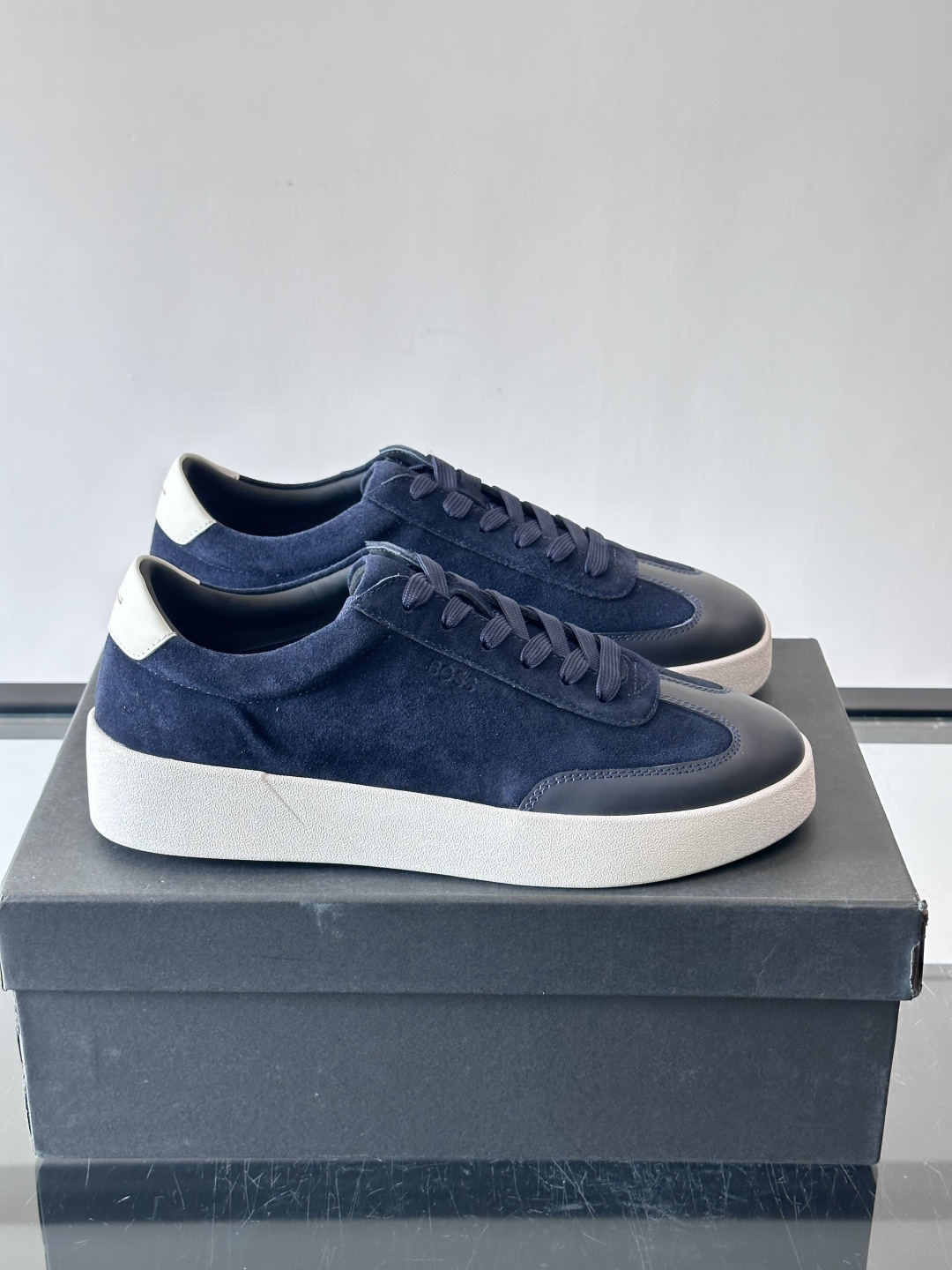 boss男士拼接德训鞋，采用头层牛皮+绒面革拼接，质感细腻又耐用。低帮设计+白色橡胶鞋底，简约百搭，日常