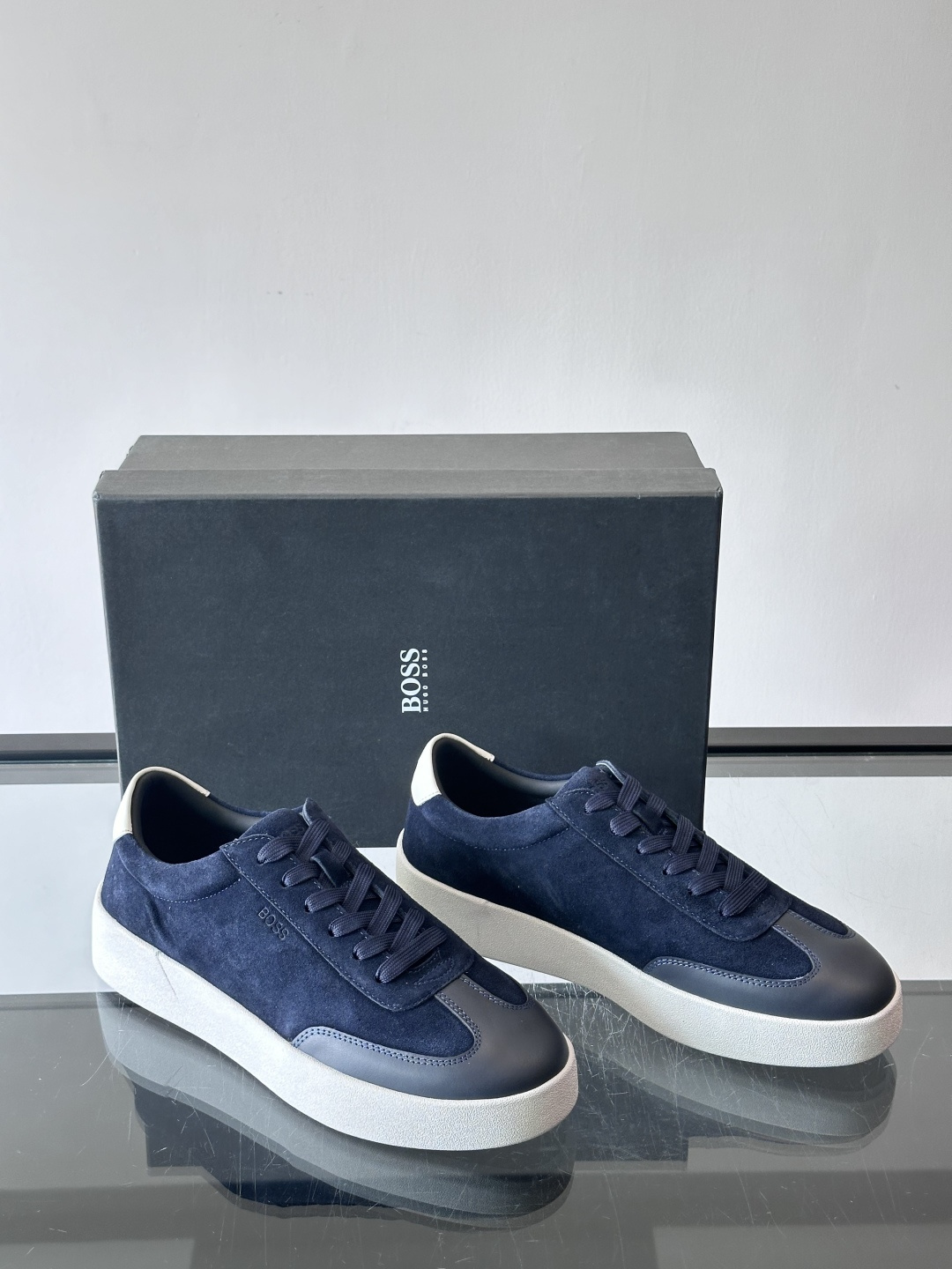 boss男士拼接德训鞋，采用头层牛皮+绒面革拼接，质感细腻又耐用。低帮设计+白色橡胶鞋底，简约百搭，日常