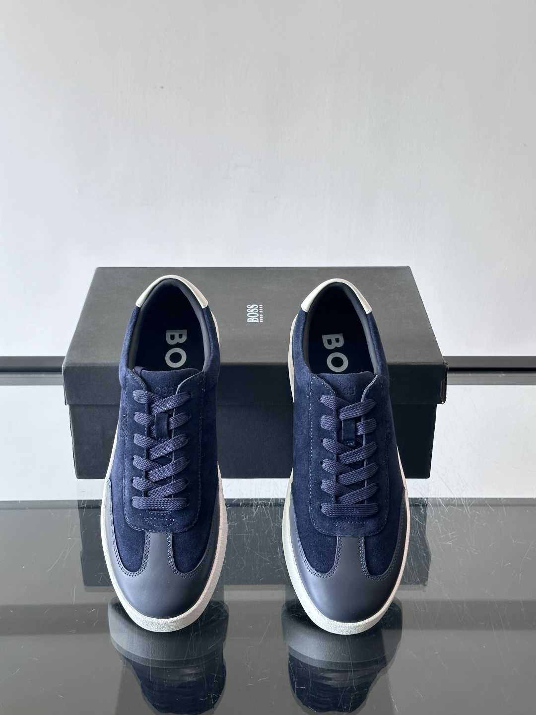 boss男士拼接德训鞋，采用头层牛皮+绒面革拼接，质感细腻又耐用。低帮设计+白色橡胶鞋底，简约百搭，日常