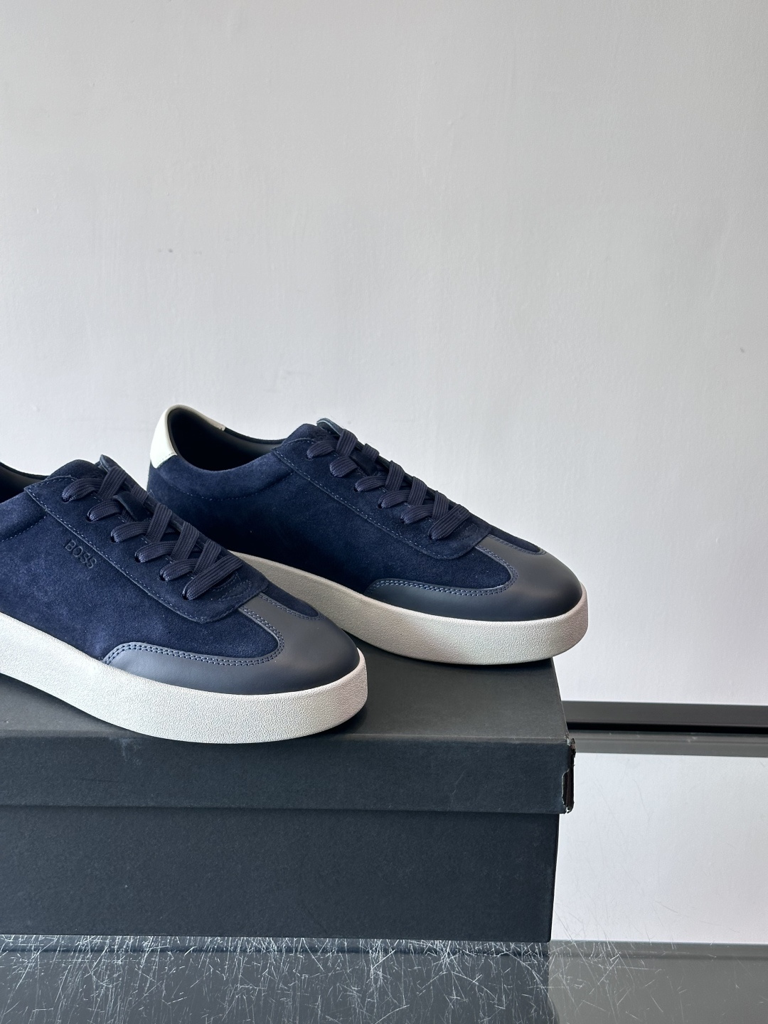 boss男士拼接德训鞋，采用头层牛皮+绒面革拼接，质感细腻又耐用。低帮设计+白色橡胶鞋底，简约百搭，日常