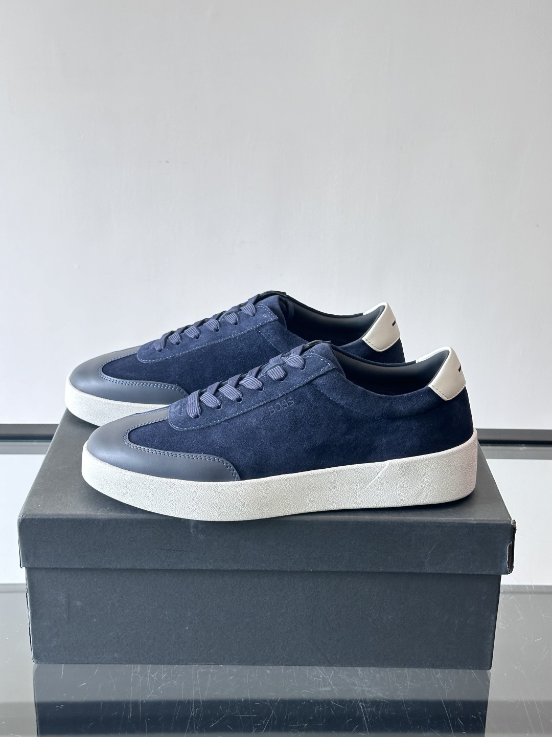 boss男士拼接德训鞋，采用头层牛皮+绒面革拼接，质感细腻又耐用。低帮设计+白色橡胶鞋底，简约百搭，日常