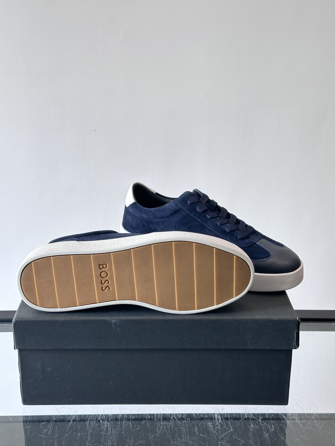 boss男士拼接德训鞋，采用头层牛皮+绒面革拼接，质感细腻又耐用。低帮设计+白色橡胶鞋底，简约百搭，日常